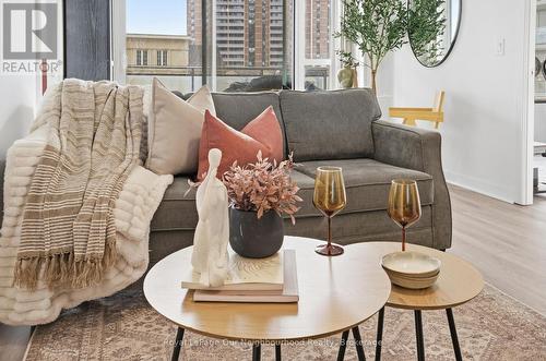 301 - 1235 Bayly Street, Pickering (Bay Ridges), ON - Indoor Photo Showing Living Room