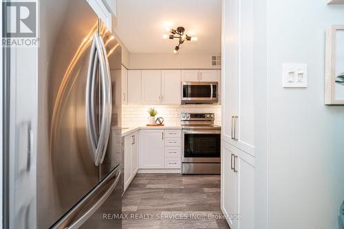 1713 - 1478 Pilgrims Way, Oakville, ON - Indoor Photo Showing Kitchen With Stainless Steel Kitchen