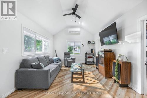 742 9Th Line, Innisfil, ON - Indoor Photo Showing Living Room