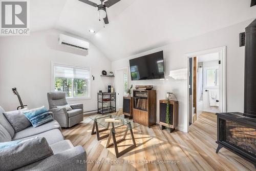 742 9Th Line, Innisfil, ON - Indoor Photo Showing Living Room