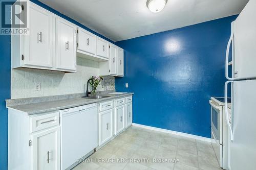 39 - 4215 Meadowvale Drive, Niagara Falls (Morrison), ON - Indoor Photo Showing Kitchen