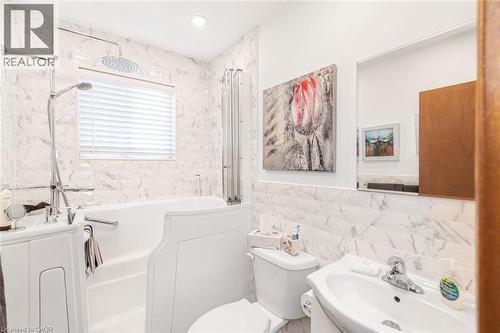 176 Walter Avenue S, Hamilton, ON - Indoor Photo Showing Bathroom