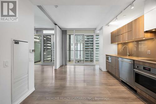 1812 - 125 Peter Street, Toronto, ON - Indoor Photo Showing Kitchen