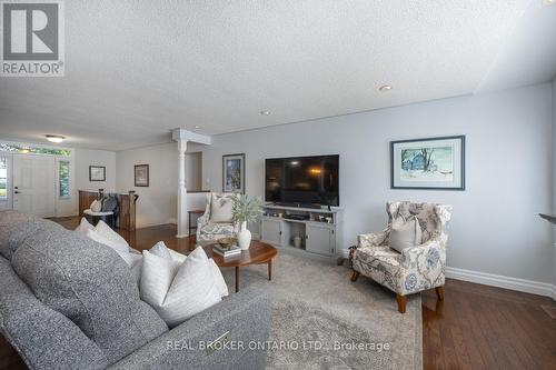 8360 Old Scugog Road, Clarington, ON - Indoor Photo Showing Living Room