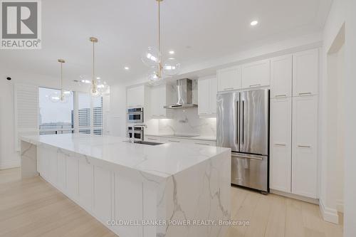 1103 - 260 Villagewalk Boulevard, London North (North R), ON - Indoor Photo Showing Kitchen With Upgraded Kitchen