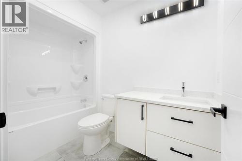 5200 Rafael, Tecumseh, ON - Indoor Photo Showing Bathroom