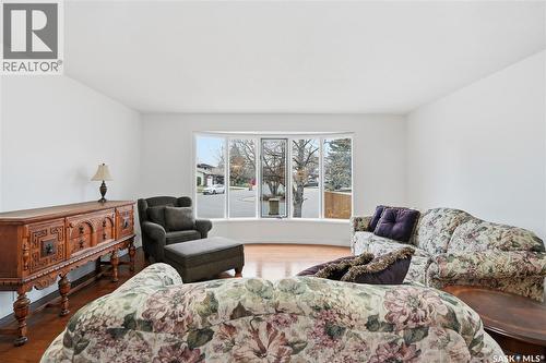 2626 Ehman Bay, Regina, SK - Indoor Photo Showing Living Room
