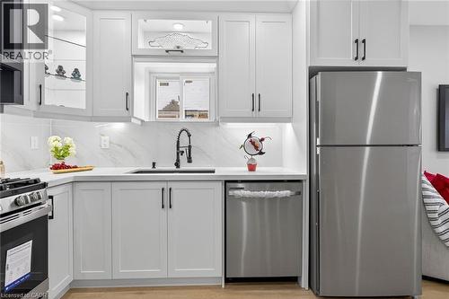 257 Broadway Avenue, Hamilton, ON - Indoor Photo Showing Kitchen With Upgraded Kitchen