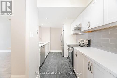 1511 - 550 Webb Drive, Mississauga, ON - Indoor Photo Showing Kitchen