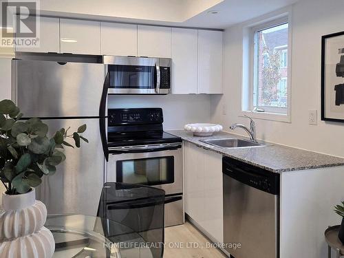 901B - 16 Laidlaw Street, Toronto, ON - Indoor Photo Showing Kitchen