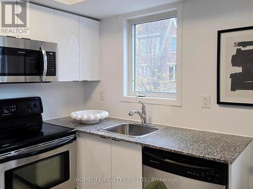 901B - 16 Laidlaw Street, Toronto, ON - Indoor Photo Showing Kitchen