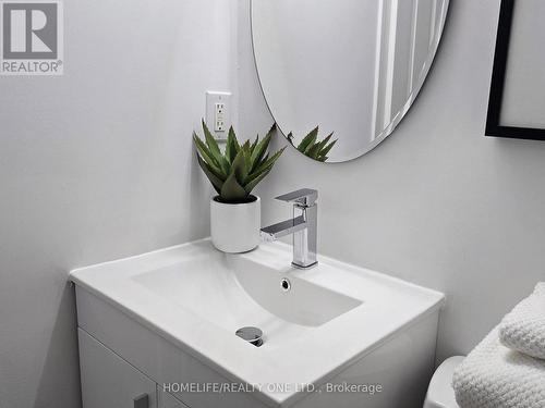 901B - 16 Laidlaw Street, Toronto, ON - Indoor Photo Showing Bathroom