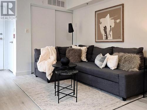 901B - 16 Laidlaw Street, Toronto, ON - Indoor Photo Showing Living Room