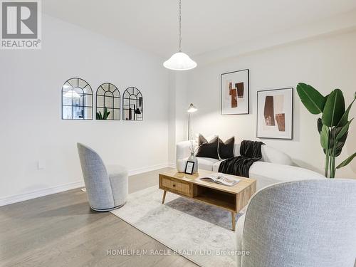 100 - 166 Deerpath Drive, Guelph, ON - Indoor Photo Showing Living Room