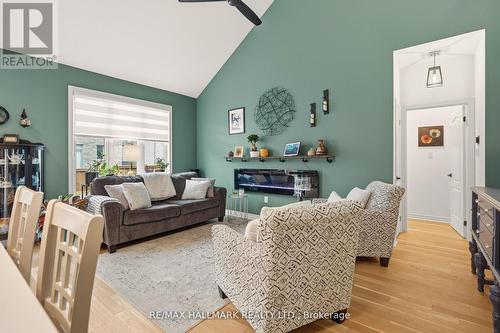 18 Mclean Avenue, Collingwood, ON - Indoor Photo Showing Living Room