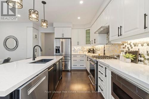 4061 Channing Crescent, Oakville, ON - Indoor Photo Showing Kitchen With Double Sink With Upgraded Kitchen
