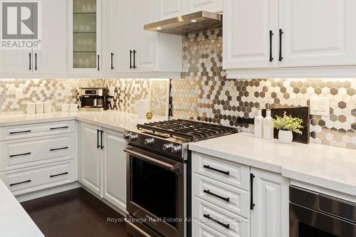 4061 Channing Crescent, Oakville, ON - Indoor Photo Showing Kitchen With Upgraded Kitchen