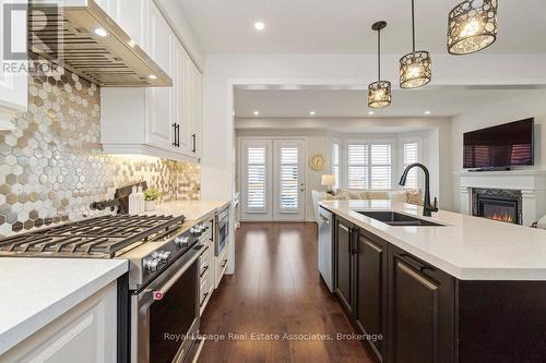 4061 Channing Crescent, Oakville, ON - Indoor Photo Showing Kitchen With Double Sink With Upgraded Kitchen