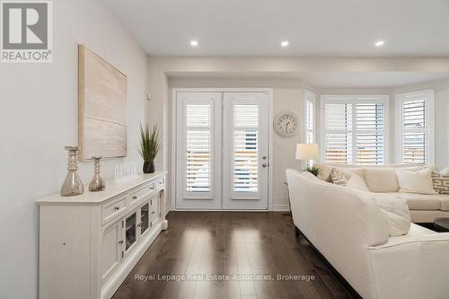 4061 Channing Crescent, Oakville, ON - Indoor Photo Showing Living Room