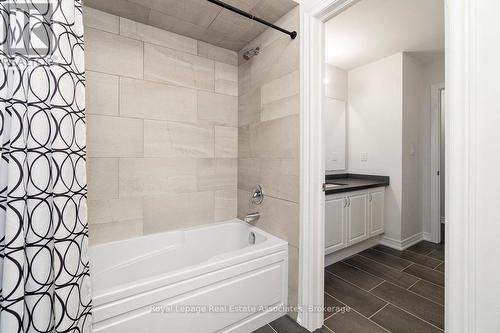 4061 Channing Crescent, Oakville, ON - Indoor Photo Showing Bathroom