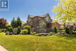 264 DORCHESTER DRIVE  Grimsby, ON L3M 1P6