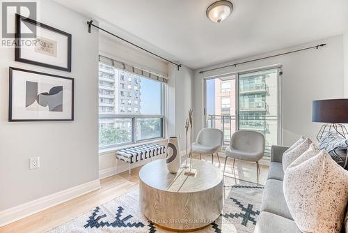 702 - 21 Hillcrest Avenue, Toronto, ON - Indoor Photo Showing Living Room