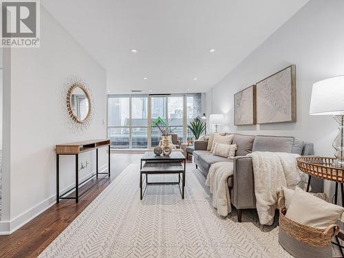 407 - 320 Richmond Street E, Toronto, ON - Indoor Photo Showing Living Room