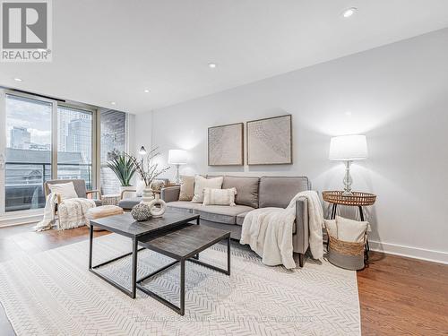 407 - 320 Richmond Street E, Toronto, ON - Indoor Photo Showing Living Room