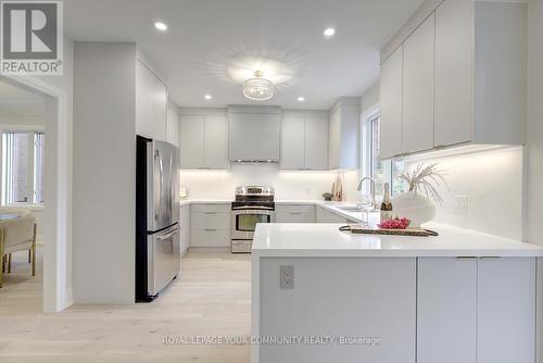 4128 Tapestry Trail, Mississauga, ON - Indoor Photo Showing Kitchen With Upgraded Kitchen