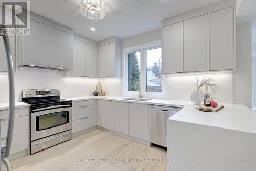 4128 Tapestry Trail, Mississauga, ON - Indoor Photo Showing Kitchen With Upgraded Kitchen