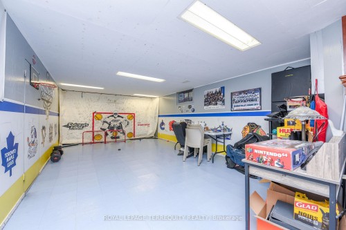 20 Hallow Crescent, Toronto, ON - Indoor Photo Showing Other Room