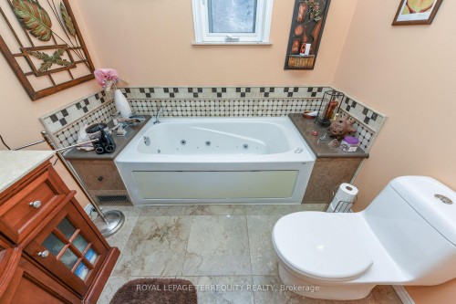 20 Hallow Crescent, Toronto, ON - Indoor Photo Showing Bathroom