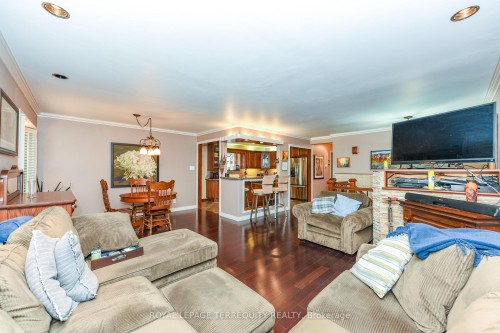 20 Hallow Crescent, Toronto, ON - Indoor Photo Showing Living Room