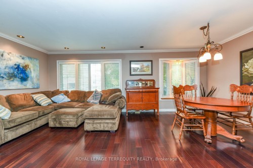 20 Hallow Crescent, Toronto, ON - Indoor Photo Showing Living Room
