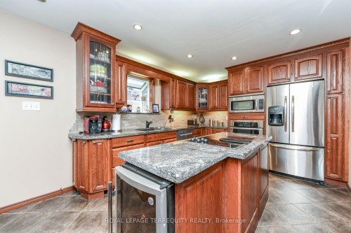 20 Hallow Crescent, Toronto, ON - Indoor Photo Showing Kitchen