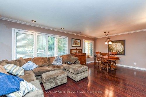 20 Hallow Crescent, Toronto, ON - Indoor Photo Showing Living Room