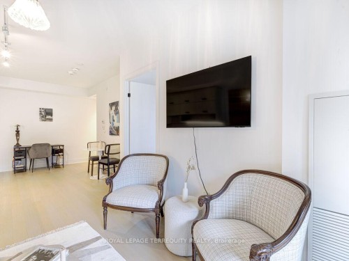 201-1888 Queen Street E, Toronto, ON - Indoor