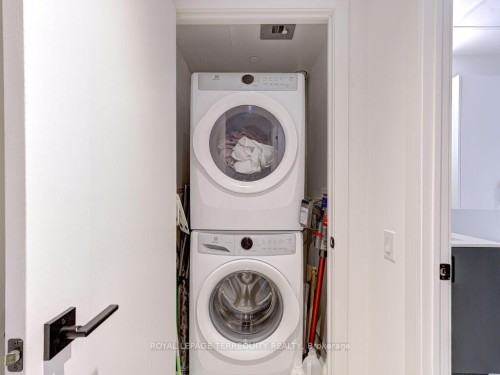 201-1888 Queen Street E, Toronto, ON - Indoor Photo Showing Laundry Room