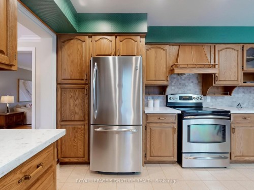 34 Charade Court, Toronto, ON - Indoor Photo Showing Kitchen