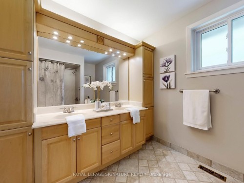 34 Charade Court, Toronto, ON - Indoor Photo Showing Bathroom