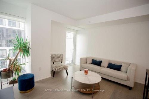4603-251 Jarvis Street, Toronto, ON - Indoor Photo Showing Living Room