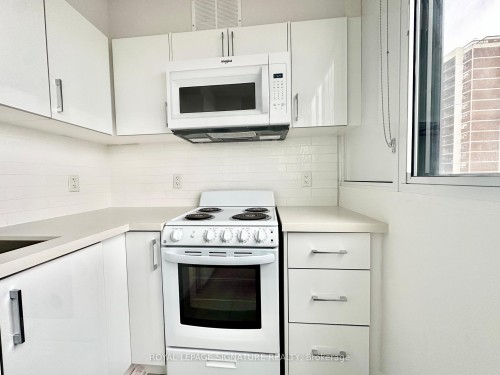 1213-33 Isabella Street, Toronto, ON - Indoor Photo Showing Kitchen