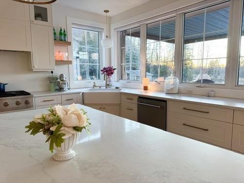 2105 Foothill Drive, Thunder Bay, ON - Indoor Photo Showing Kitchen