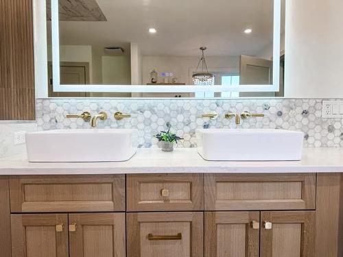 2105 Foothill Drive, Thunder Bay, ON - Indoor Photo Showing Bathroom