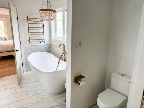 2105 Foothill Drive, Thunder Bay, ON - Indoor Photo Showing Bathroom