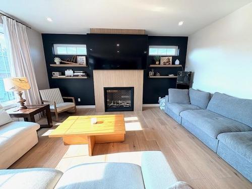 2105 Foothill Drive, Thunder Bay, ON - Indoor Photo Showing Living Room With Fireplace