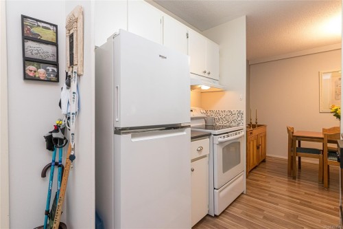 108-2040 White Birch Rd, Sidney, BC - Indoor Photo Showing Kitchen