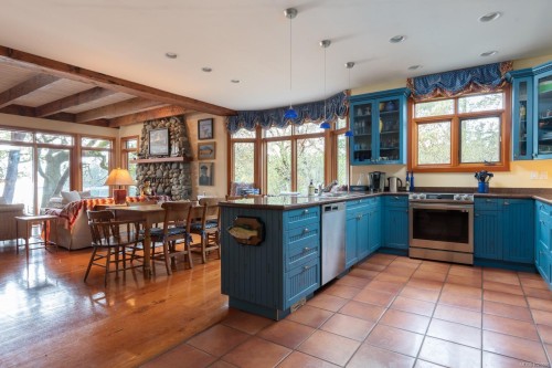 675 Towner Park Rd, North Saanich, BC 