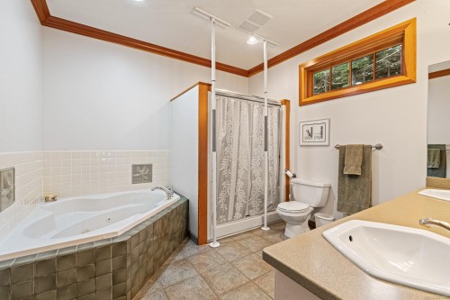 675 Towner Park Rd, North Saanich, BC 