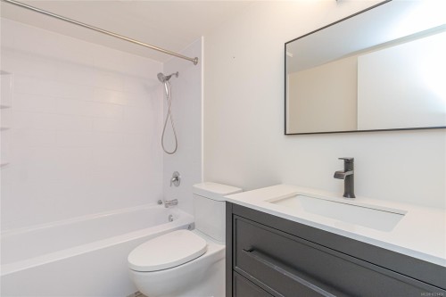 310-4724 Uplands Dr, Nanaimo, BC - Indoor Photo Showing Bathroom